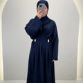 <tc>L</tc>robe bleu foncé